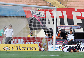 Gol de empate do América, em Goiânia: bola entra no canto esquerdo do goleiro Márcio (Carlos Cruz/Assessoria AFC )