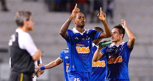 Dedé festeja com os companheiros o primeiro gol: volta por cima do defensor depois de falhas (Mauro Horita/AGIF/Folhapress CAMPINAS, SP )