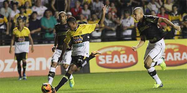 Lins abriu placar para Criciúma, mas Botafogo  garantiu a vitória com gols de Octávio e Elias (Divulgação/Criciúma)