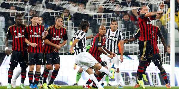 Pirlo deixa a marca em cobrança de falta e ajuda a Juventus a virar placar diante do Milan (REUTERS/Giampiero Sposito )