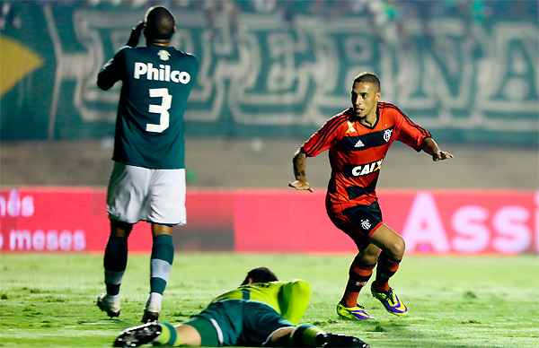 Com o goleiro Renan caído, Paulinho corre para comemorar o belo gol na vitória do Flamengo (RAFAELA FELICCIANO/ELEVEN/ESTADAO CONTEUDO GO )