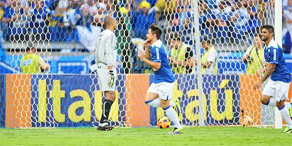 Na metade do 2º tempo, Cruzeiro levava pressão, até que Willian 'explodiu' o estádio com gol (Alexandre Guzanshe/EM/D.A Press)