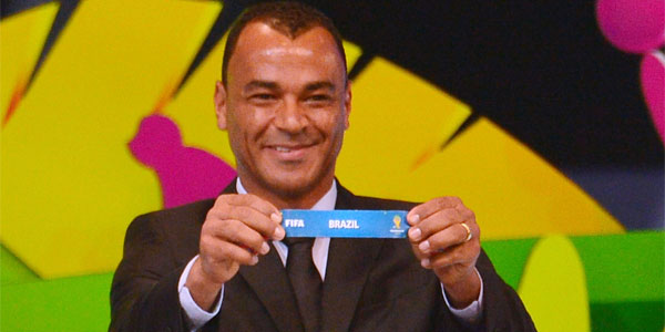 Brasil já estava confirmado no Grupo A; ex-lateral Cafu, campeão em 2002, exibe papel da Seleção (AFP PHOTO / CHRISTOPHE SIMON )