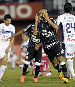 Nacional foi derrotado pelo Corinthians na fase de grupos da Libertadores em 2012 (AFP PHOTO Norberto Duarte)