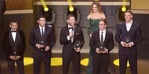 Daniel Alves, Thiago Silva, Sergio Ramos, Lahm e Neuer na premiação (AFP PHOTO / FABRICE COFFRINI)