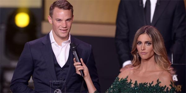 O goleiro do Bayern de Munique, Neuer, agradece o prêmio de melhor goleiro do ano (AFP PHOTO / FABRICE COFFRINI )