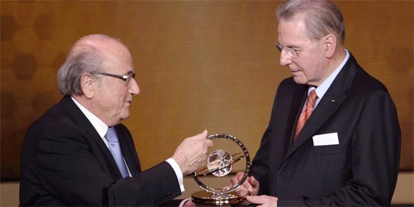 Joseph Blatter concede prêmio presidencial a Jacques Rogge, ex-presidente do COI (AFP PHOTO / FABRICE COFFRINI )