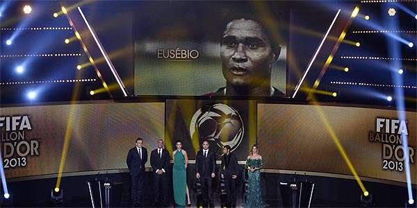 Homenagem da Fifa ao craque português Eusébio, que morreu no começo do ano (AFP PHOTO / FABRICE COFFRINI )