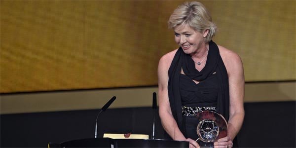 Alemã Silvia Neid foi eleita a melhor treinadora de 2013. Ela está no comando da Alemanha (AFP PHOTO / FABRICE COFFRINI )