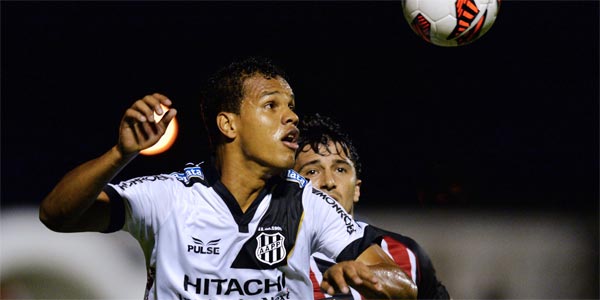 Artur disputou seis jogos pela Ponte na Sul-Americana, tornou do qual foi vice-campeão (AFP PHOTO / Nelson ALMEIDA ) Artur disputou seis jogos pela Ponte na Sul-Americana, tornou do qual foi vice-campeão (AFP PHOTO / Nelson ALMEIDA )