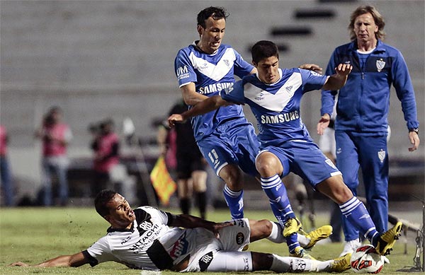 Artur em lance da partida contra o Vélez Sársfield pelas quartas de final da Copa Sul-Americana (AFP) Artur em lance da partida contra o Vélez Sársfield pelas quartas de final da Copa Sul-Americana (AFP)