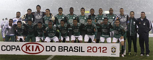 Em 2012, no Palmeiras, Artur (oitavo de pé) conquistou seu grande título na carreira (REUTERS/Paulo Whitaker ) Em 2012, no Palmeiras, Artur (oitavo de pé) conquistou seu grande título na carreira (REUTERS/Paulo Whitaker )