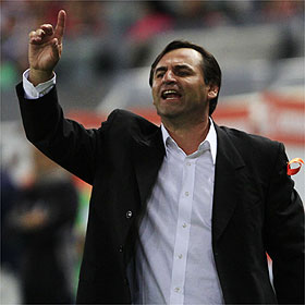 Carlos Bustos deixou o Monarcas Morelia (AFP PHOTO/Hector Guerrero) Carlos Bustos deixou o Monarcas Morelia (AFP PHOTO/Hector Guerrero)