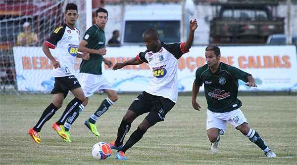 Ewerton Maradona (d) foi grande destaque da vitória da Caldense sobre o Nacional, no Ronaldão ( LUCIANO SANTOS/JORNAL MANTIQUEIRA )