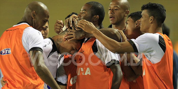 Bernardo é cumprimentado pelos companheiros depois de marcar o gol da virada do Vasco (Divulgação/Vasco)