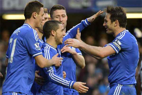 Hazard sendo abraçado por Frank Lampard, o belga marcou 3 gols