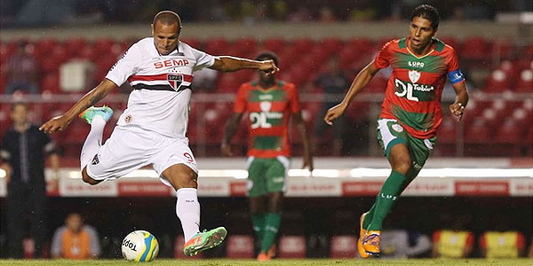 Luis Fabiano tentou de todas as maneiras, mas, junto com o São Paulo, não vazou defesa da Lusa (Rubens Chiri/saopaulofc.net)