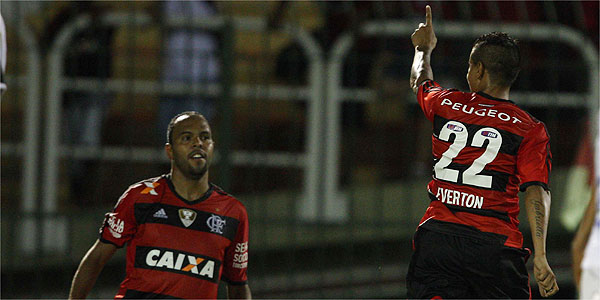 Autores dos gols do Flamengo contra o Resende, Alecsandro e Everton comemoram vitória (Cleber Mendes/Lancepress)