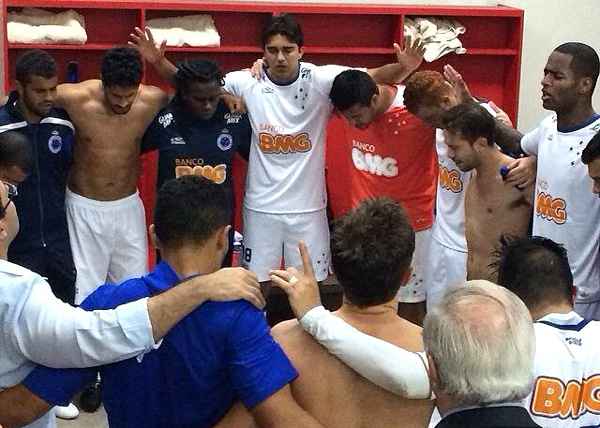 Depois do jogo, Marcelo Moreno postou em seu Facebook foto da oração dos jogadores no vestiário (Reprodução / Facebook Marcelo Moreno)