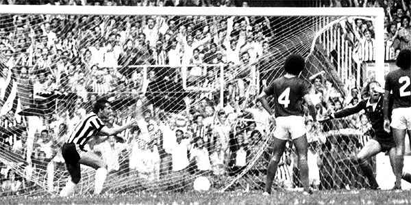 Em 1980, o Atlético levou a melhor sobre o Cruzeiro e ganhou o tri do Campeonato Mineiro (Jorge Gontijo/ EM DA Press)
