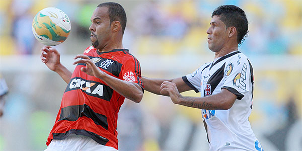 Alecsandro disputa bola com zagueiro vascaíno; artilheiro rubro-negro passou em branco na final (Divulgação/Flamengo)