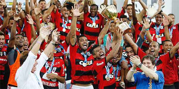 Jogadores do Flamengo comemoram título conquistado após dois empates com Vasco na decisão (Alexandre Cassiano/Agencia O Globo)