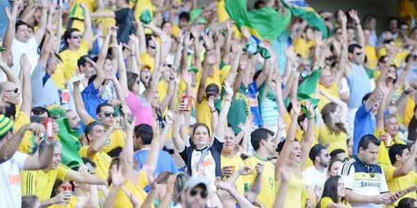 Torcida brasileira fez a festa nos estádios brasileiros, durante a Copa das Confederações, em 2013 (Alexandre Guzanshe/EM/D.A. Press)