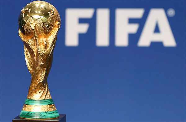 Taça mais cobiçada do futebol mundial ficará exposta em 27 cidades durante 41 dias (REUTERS/Thomas Hodel )