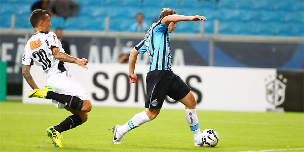 Após falha de Alex, Otamendi tenta impedir segundo gol do Grêmio, marcado por Lucas Coelho (Lucas Uebel/Grêmio)