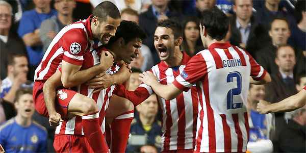 Jogadores do Atlético de Madrid comemoram gol da virada, marcado por Diego Costa, de pênalti (REUTERS/Sergio Perez)