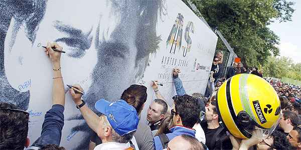 Multidão teve a oportunidade de assinar um quadro com uma foto de Senna, no memorial de Ímola (REUTERS/Alessandro Garofalo)