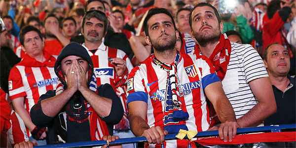 Torcedores do Atlético lamentaram empate do Real, no minuto final do tempo regulamentar (REUTERS/Andrea Comas)