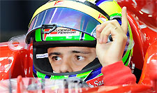 Para chefe da McLaren, Massa (f) e Hamilton estão 'magnetizados' (AFP PHOTO / TOSHIFUMI KITAMURA )