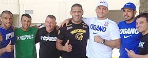 Ant�nio 'Pez�o' Silva e Junior 'Cigano' se encontram dias antes do UFC 160 (Reprodu��o/Instagram)