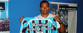 Gilberto Silva chega ao Grêmio e diz que volta ao Brasil é um recomeço (Divulgação/Grêmio)