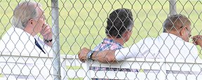 Diretoria acompanha treino � beira do campo �s v�speras da estreia (Jorge Gontijo/EM/D.APress)
