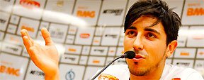 Ap�s estrear no Santos, lateral Fucile esbanja bom humor na apresenta��o  (Ricardo Saibun / Divulga��o Santos FC )