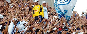 Ingressos � venda para Democrata e Cruzeiro, em Governador Valadares (Alexandre Guzanshe/EM/D.A Press)