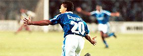 Eliv�lton lembra gol da Libertadores e critica cortes de atletas no Mundial