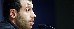 Mascherano rebate declara��es de Mourinho e d� valor aos gols de Messi (Reuters/ Albert Gea)