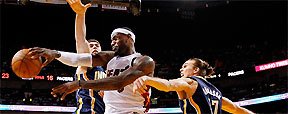 LeBron James brilha de novo e Miami Heat passa f�cil pelo Indiana Pacers (REUTERS/Mike Ehrmann)