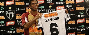 Junior C�sar recebe a camisa 6, mas diz que ter� que brigar pela posi��o (Rodrigo Clemente/Esp. EM/D.A Press)