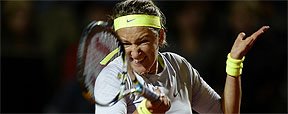 Azarenka toma susto, mas mant�m tabu sobre Stosur e avan�a � semi (AFP PHOTO / Filippo MONTEFORTE )