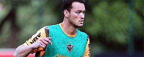 Zagueiro R�ver treina, � relacionado, mas passa por novo exame na coxa (Alexandre Guzanshe/EM/D.A Press)