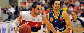 S�o Jos� cochila no �ltimo quarto e Flamengo atropela para virar a s�rie