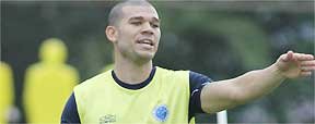 Volantes celestes aprovam chegada  de mais um jogador para a posi��o (Rodrigo Clemente/EM/D.A Press)