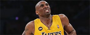 Lesionado, Kobe Bryant volta a negar aposentadoria no fim da temporada  (Jeff Gross/Getty Images/AFP)