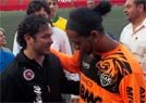 Presidente do Tijuana tira foto com Ronaldinho (Thiago de Castro/Superesportes)