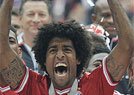 Zagueiro Dante diz que elenco confia no t�tulo (AFP PHOTO / THOMAS KIENZLE )