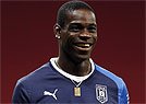 It�lia de Balotelli pega o Jap�o por vaga na semifinal (REUTERS/Marcos Brindicci )